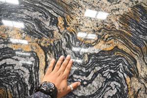 Pierre naturelle de granit d'or de titane de conception moderne dans les formes polies de tuile et de grande dalle - Product Image 5