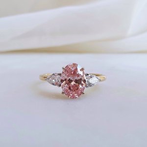 IG Certified 3,00 Quilates Forma ovalada Fancy Vivid Pink Color Lab Grown Diamond Anillo de Bodas de tres piedras en oro rosa de 14K - Product Image 1