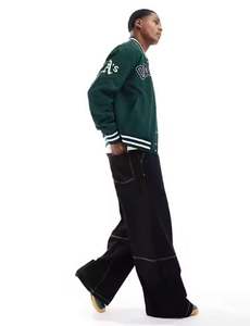 Chaqueta de béisbol Bomber Varsity de satén de poliéster 100% personalizada al por mayor para hombres cuello levantado con posición frontal del logotipo para el invierno - Product Image 3