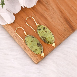 Boucles d'oreilles en laiton plaqué or avec opale verte, faites à la main, pour les tenues quotidiennes, boucles d'oreilles pendantes en laiton tendance pour les événements spéciaux - Product Image 2