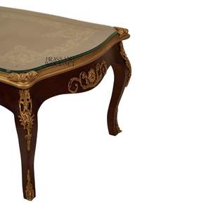 Table basse rectangulaire de luxe avec plateau en verre transparent et accents en laiton doré orné pour une décoration élégante et classique du salon - Product Image 6