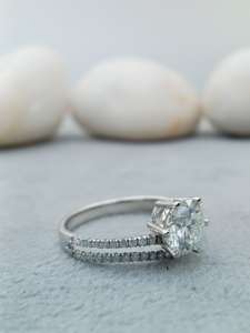 Forme RONDE Moissanite Fine Jewelry 925 ARGENT MASSIF OR Vvs Moissanite Diamant LUNETTE Bague de Fiançailles 2.0 CT Bague de Mariage Blanche - Product Image 2