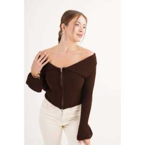 Blusa de Punto Color Café para Mujer con Cierre Completo y Cuello Madonna, Disponible para Venta al Por Mayor - Product Image 5