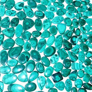 Cabujón de malaquita natural de forma de mezcla suave de tamaño libre de piedra de proveedor de piedras preciosas a precio de fábrica al por mayor - Product Image 1