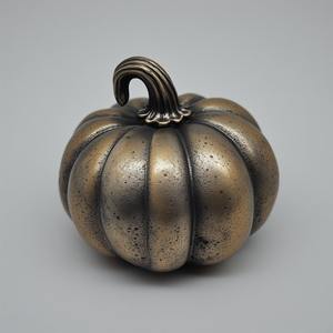 Pièce de décoration citrouille moderne en aluminium, design artisanal avec charme métallique poli, rehaussant les maisons d'Halloween - Product Image 5