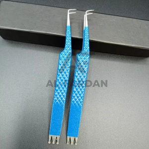 Pince à cils personnalisée en acier inoxydable durable à angle de 90 degrés, style couronne avec prise en diamant bleu, fibre pointue à volume unique - Product Image 2