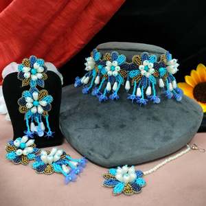 Ensemble de colliers artisanaux floraux à détails fins Élégance inspirée de la nature Accents vibrants Colliers de mode minimaux de la meilleure qualité - Product Image 3