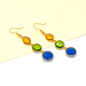 Boucles d'oreilles pendantes bohèmes faites à la main avec fleurs et pierres précieuses multiples |   Citrine, péridot, bleu encre, calcédoine |   Plaqué or 18 carats sans nickel - Product Image 4