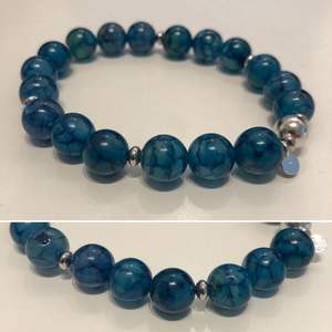 Juego de pulsera de resina Timeless Touch con elegantes detalles de encanto - Product Image 1