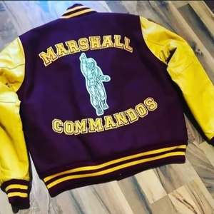 Chaqueta de béisbol personalizada Lana Mangas de cuero Parche de desvanecimiento de sol Bordado Letterman Coat - Product Image 6