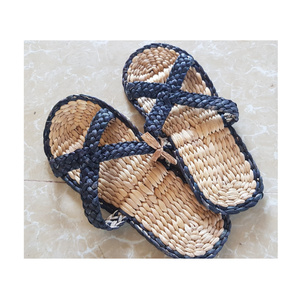 รองเท้าแตะผักตบชวาทำด้วยมือมีสไตล์รองเท้าแตะฤดูร้อนพื้นหนากันลื่นสำหรับผู้ชายและผู้หญิง - Product Image 1