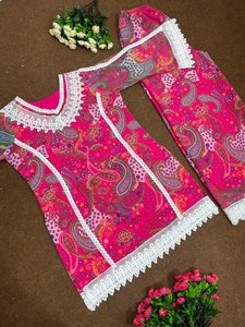 Ensemble Kurti imprimé Georgette léger à la mode tenue traditionnelle indienne avec dentelle au crochet pour le brunch et les sorties d'été - Product Image 4