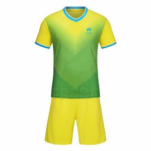 ชุดฟุตบอล OEM แบบกำหนดเอง ระบายอากาศได้ดี น้ำหนักเบา ดีไซน์ใหม่ ราคาถูก คุณภาพสูง ผลิตจากโพลีเอสเตอร์ 100% สำหรับนักกีฬา - Product Image 1