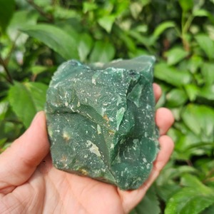 Colgante de piedra de jade verde Natural de grado superior para hombres y mujeres o joyería de curación y protección disponible para la venta - Product Image 2