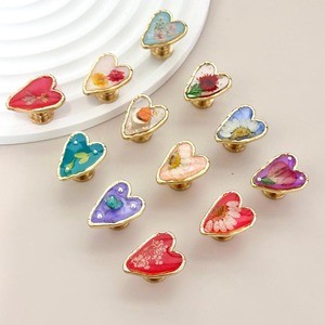 Poignée en résine en forme de cœur coloré avec fleur pour armoires, tiroirs et portes, poignée décorative mignonne pour chambre d'enfant et décoration d'intérieur élégante - Product Image 4