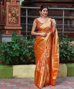 Sang trọng phong phú hàng ngày mặc Lycra Sari với Thêu zari và làm việc tay cho phong cách dễ dàng.