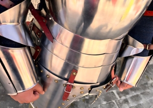 ชุดเกราะเทมพลาร์ยุคกลางสไตล์โบราณ ชุดเกราะอัศวินเหล็กเต็มตัว ชุดเกราะนักรบครูเสด พร้อมใช้งานในศึก เทคนิคการหล่อแบบไดคาสติ้ง ทำจากโลหะที่สวมใส่ได้ - Product Image 4