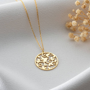 จี้ดอกบัวสีทองที่แสดงถึงความสงบและความงามการออกแบบที่เรียบง่ายสมบูรณ์แบบสำหรับความสง่างามและการให้เป็นของขวัญในชีวิตประจำวัน - Product Image 3