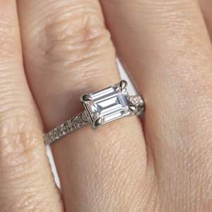 East West Antique Emerald Cut Moissanite Pave Ring para compromiso Aniversario Cumpleaños o uso nupcial - Product Image 3