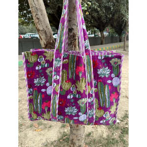 Grand sac fourre-tout réversible matelassé en velours et coton, style bohème, écologique, durable et robuste pour les courses, la plage et les week-ends, couleur Ocre - Product Image 1