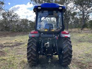 Chargeur frontal de tracteur Premium Lov-ol TB754 4x4 avec godet 4 en 1 pour pompe moteur, équipement agricole fiable pour le travail sur le terrain - Product Image 3