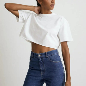 Camiseta de cuello redondo en blanco con dobladillo enrollado a la moda con logotipo personalizado OEM, camisetas informales para bebés para mujer, Camiseta corta con serigrafía OEM para mujer - Product Image 2