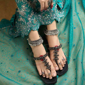 Chaussures Kolhapuri pour femmes les plus vendues, durables, antidérapantes, de haute qualité, semelle extérieure en cuir naturel, dessus en velours, personnalisables - Product Image 5