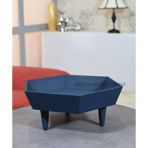 Bol décoratif hexagonal en métal New Look Finition bleue élégante Design surélevé moderne Plat de service élégant pour la salle à manger et la décoration intérieure - Product Image 1