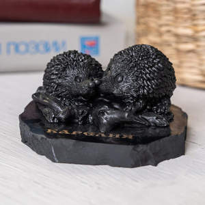 Figura de Shungita: Pareja de erizos - Product Image 3