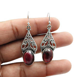 Pendientes de diseñador en estilo bohemio hechos a mano de plata de ley sólida 925 viene con pendientes perfectos de piedras preciosas granate para mujer - Product Image 2