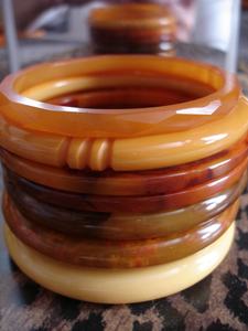 Conjunto de Pulseras de Cuerno de Búfalo Natural, Hechas a Mano, con Diseño Floral Tribal, Ligeras, Delgadas, Moda Sostenible - Product Image 5