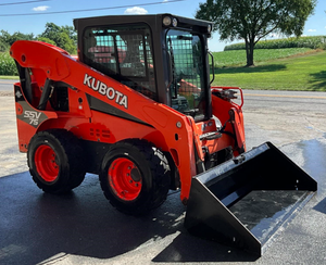 Chargeuse compacte Kubota SSV75 d'occasion haute performance, moteur, boîte de vitesses, capacité de 3 tonnes, godet noir, pneus, faible nombre d'heures de fonctionnement - Product Image 2