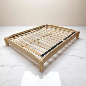 Marco de cama de plataforma de madera maciza de Fresno Diseño bajo para juegos de dormitorio minimalistas Muebles MOQ bajo Hecho en Vietnam - Product Image 1