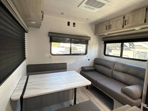 Autocaravana de aluminio personalizada usada 2025 E-a-s-t To West S-i-l-v-e-r L-a-k-e 2300RD para viajes al aire libre y uso doméstico - Product Image 5