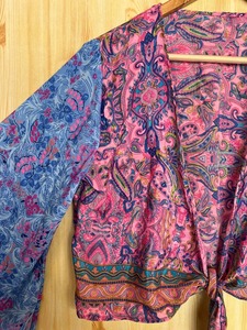 Chemisier vintage en soie brodé de fleurs bohème à manches cloche et à nouer sur le devant Chemisier en soie sari décontracté écologique à coupe ample pour femmes - Product Image 2