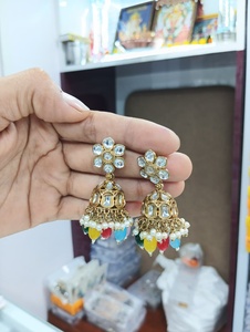 Elegante Juego de Pendientes de Perlas de Imitación Chapadas en Oro, Sofisticados para Novias, Bodas, Recepciones y Ceremonias Tradicionales - Product Image 2