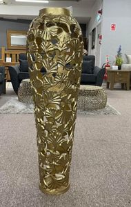 Esta maceta contemporánea de aluminio crea un punto de enfoque elegante con un acabado metálico refinado y duradero. - Product Image 3