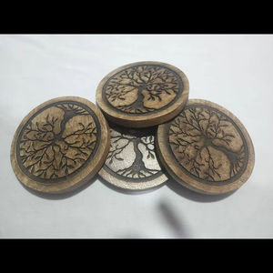 Sous-verre rond en bois de manguier avec motif d'aigle gravé - vente en gros - décoration de salle à manger - Product Image 1