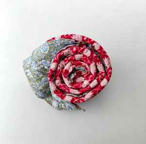 Couverture en coton biologique imprimée à la main avec des motifs floraux rouges, réversible, couverture indienne Razai - Product Image 1