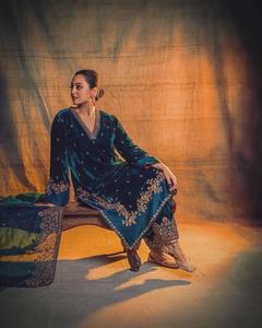 Terciopelo puro pesado con Bordado de hilo Trabajo con manga elegante y estilo elegante Top Palazzo Patrón Hermoso color Ropa de invierno - Product Image 5