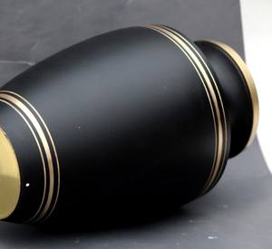 Urne funéraire classique en aluminium onyx pour cendres, adulte, commémoration funéraire, artisanale, aluminium noir or - Product Image 3