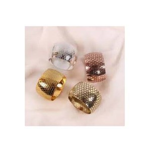 Rond de serviette poli en or brillant de haute qualité avec design de doublure Rond de serviette Vaisselle de luxe au look royal pour la maison de mariage - Product Image 4