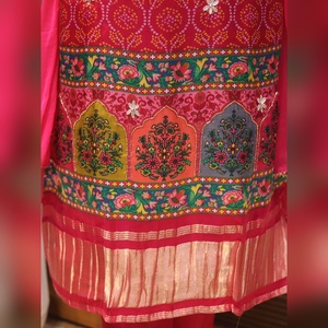 Conjunto exclusivo de kurti masleen con estampado bandhani y bordados elaborados, con pantalones rosa sólido y dupatta transparente para mujer. - Product Image 2