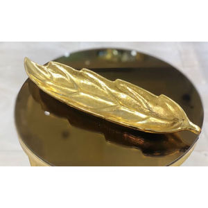 Vaisselle moderne Plateau de service en acier inoxydable martelé de la plus haute qualité avec accent antique doré en vente supérieure - Product Image 3