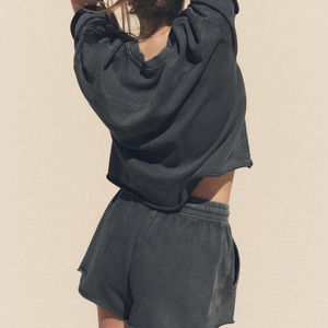 Ensemble court délavé à l'acide noir pour femmes Logo personnalisé T-shirt délavé à l'acide de qualité supérieure et ensemble court court motard pour femmes amples de grande taille - Product Image 2