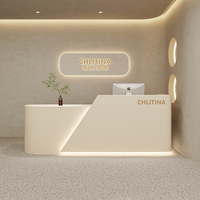 Meja Resepsionis MDF Lengkung Kustom dengan Logo dan Pencahayaan untuk Penggunaan di Kantor Modern, Rumah Sakit, Supermarket, atau Mal