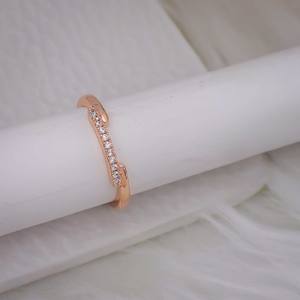 แหวนค็อกเทลสแตนเลสสตีลคุณภาพสูง ดีไซน์ทันสมัย สวยหรู ประดับด้วยเพชรคิวบิกเซอร์โคเนียเคลือบทอง เหมาะสำหรับสวมใส่ทุกวัน - Product Image 1