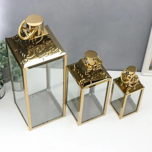 Lanternes porte-bougie décoratives de Noël en métal plaqué or de haute qualité avec dessus design et lanterne de sol en verre transparent, faites à la main - Product Image 3