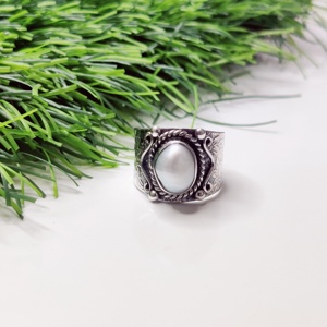 แหวนมุกน้ำจืดสีเงินทำด้วยมือวงเน้นสายพลอย - Product Image 5