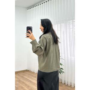 Blusa Elegante con Cuello de Lazo para Mujer LUSTRIN, Tela de Mezcla de Viscosa y Nailon Color Caqui para Uso Casual y de Oficina - Product Image 4